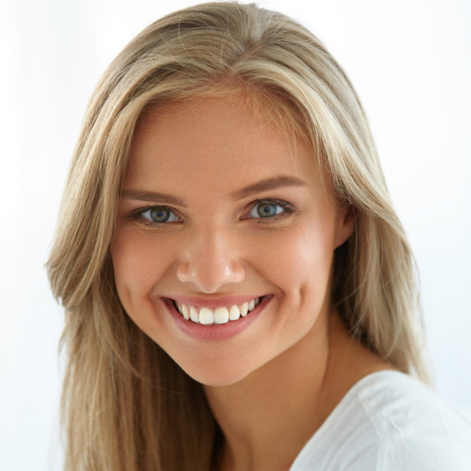 Image of a lady smiling with excellent teeth as a result of cosmetic braces